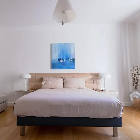 Bel Bourgeois Au Centre-ville De